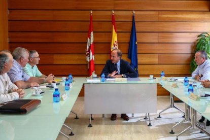 El consejero de Agricultura, Ganadería, Medio Rural y Política Ambiental, Joaquín Antonio Pino se reúne con los representantes de las Organizaciones Profesionales Agrarias.