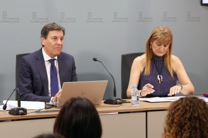 El consejero Carlos Fernández Carriedo, junto a la directora de Presupuestos, María Isabel Campos. EM