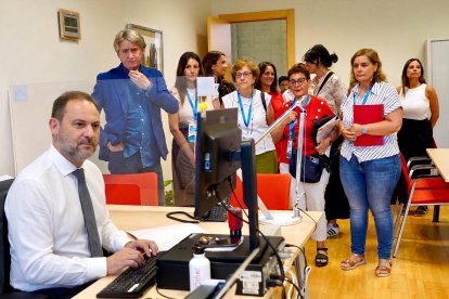 Montaje fotográfico de Vox en el que se ve a Ábalos registrando la proposición de Ley de violencia de Género que le presenta Martínez Mínguez rodeado de representantes feministas.