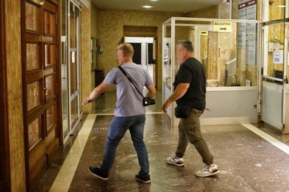 Dos agentes de la Guardia Civil abandonan el Ayuntamiento de Soria tras el registro.