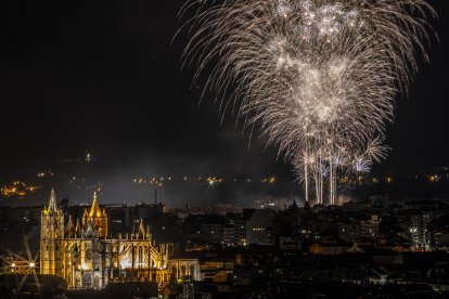 Fuegos artificiales en una Noche de San Juan de León.