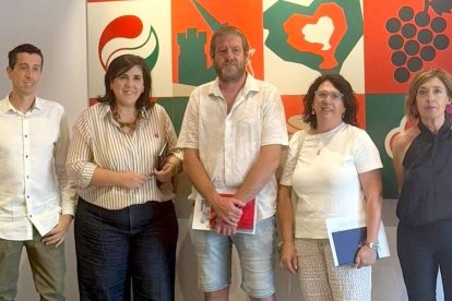 La presidenta del PNV de Álava, Jone Berriozabal, acompañada por el secretario de la ejecutiva territorial 'jeltzale', Anartz Gorrotxategi, en el encuentro con la Mesa para la Integración de Treviño.