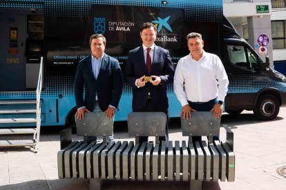 Presentación en Serranillos (Ávila) de los nuevos bancos realizados con tarjetas recicladas de CaixaBank