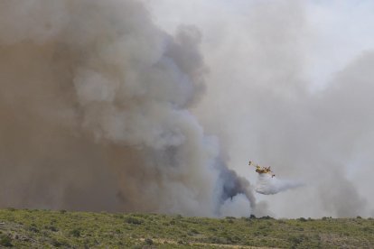 Hidroavión en el incendio de San Vicente de Arganza.