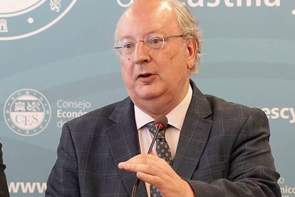 El presidente del CES, Enrique Cabero, en la presentación del informe.