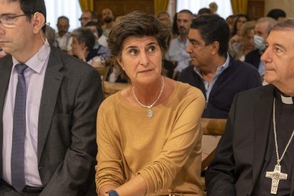 El exministro de Interior Jamie Mayor Oreja y la exparlamentaria María San Gil presentan la alternativa cultural ''Neos''. En el acto estuvieron presentes entre otros el consejero de cultura Gonzalo Santonja (I)y el obispo de Salamanca Jose Luís Retana (2D)