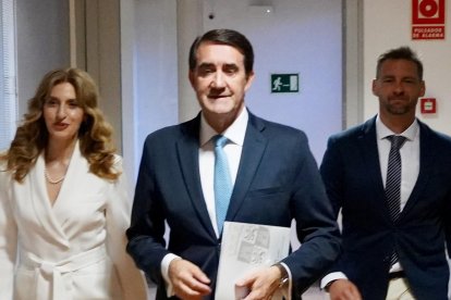 Mar Sancho, Juan Carlos Suárez-Quiñones y Jesús Blanco en la presentación de el Programa Público Mixto de Empleo-Formación 2026-2027 en Castilla y León y la convocatoria 2026 de subvenciones destinadas a fomentar el autoempleo en la Comunidad.