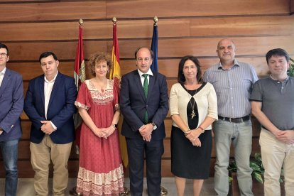 El consejero de Agricultura, Ganadería, Medio Rural y Política Ambiental, Joaquín Antonio Pino, mantiene una reunión de trabajo con responsables del Colegio Oficial de Ingenieros Técnicos Forestales