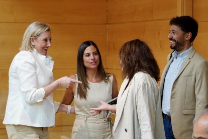 Isabel Blanco conversa con los socialistas Nuria Rubio, Patricia Gómez y Fran Díaz.