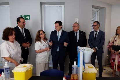 El presidente de la Junta, Fernández Mañueco, visita las obras del Centro de Salud de Santa Marta de Tormes.