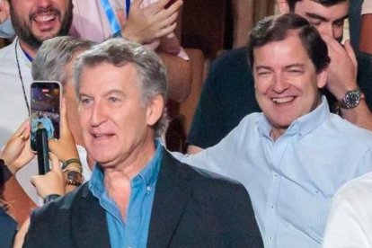 Alberto Núñez Feijóo y Alfonso Fernández Mañueco, el sábado 11 de julio en el congreso de NNGG en Valladolid.