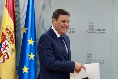 El consejero de Economía y Hacienda y portavoz, Carlos Fernández Carriedo, comparece en rueda de prensa posterior al Consejo de Gobierno.