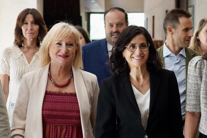 La consejera de Movilidad, Transformación Digital e Inteligencia Artificial, Cristina Sanchidirán, junto a la portavoz del PP en las Cortes, Leticia García.
