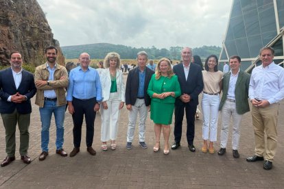 Alberto Núñez Feijóo posa con los candidatos del PP a la Alcaldía de las 9 capitales de provincia de Castilla y León.