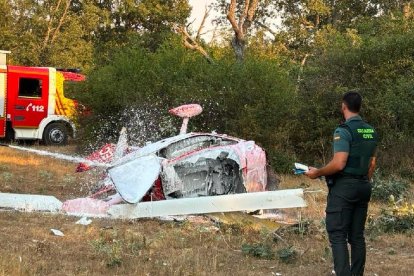 Dos heridos tras caer un ultraligero desde baja altura en Soria.