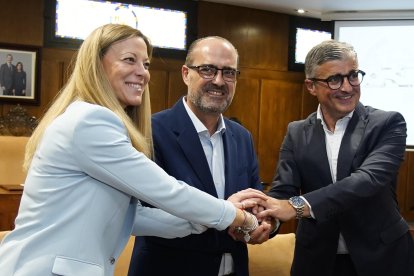 El alcalde de Ponferrada, Marco Morala, junto a la delegada territorial de Endesa en el Noroeste, María Giuseppina Biondi, durante la Firma del acuerdo entre ambas instituciones para la cubrición del Canal de Cornatel