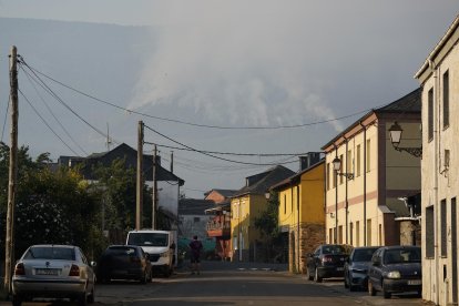 Incendio en las localidades de Turienzo Castañero y San Pedro Castañero (León).