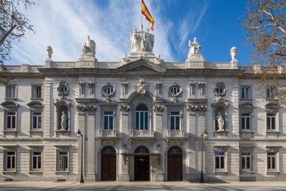 Fachada del Tribunal Supremo, órgano que ha inadmitido el recurso del condenado de Salamanca por violar a su mujer.