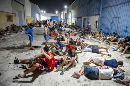 Decenas de migrantes que han pasado la frontera entre Ceuta y Marruecos pasan la noche en la calle.