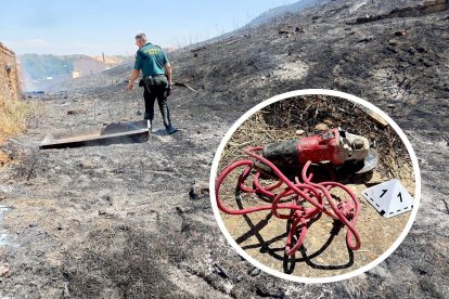 Un agente examina la zona de inicio del fuego. Abajo a la derecha, la radial encontrada.