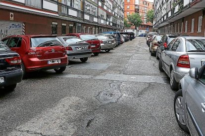 Turismos estacionados en el barrio de La Rondilla de Valladolid.