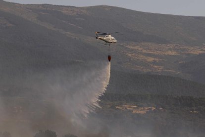 Helicóptero en las labores de extinción del incendio de Revenga (Segovia).