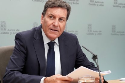 El consejero de Economía y Hacienda y portavoz, Carlos Fernández Carriedo, comparece en rueda de prensa posterior al Consejo de Gobierno