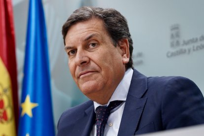 El consejero de Economía y Hacienda y portavoz, Carlos Fernández Carriedo, comparece en rueda de prensa posterior al Consejo de Gobierno.