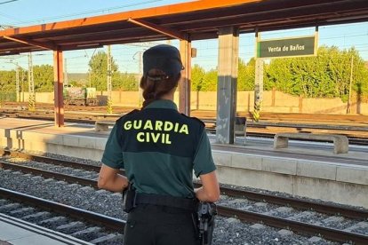 Agente de la Guardia Civil en la estación de tren de Venta de Baños.