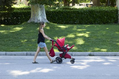 (Foto de ARCHIVO) Una persona pasea con un carrito de bebé en el parque de El Retiro, a 29 de julio de 2023, en Madrid (España). El ejecutivo de Ayuso ha aprobado esta semana, en el Consejo de Gobierno, una ampliación de las ayudas a la natalidad en esta región. Hasta ahora, la Comunidad de Madrid ha concedido 11.700 ayudas. Los efectos se están notando, ya que en 2022 se produjo un incremento de la natalidad del 1,7 por ciento, frente al descenso del dos por ciento en el conjunto de España. Jesús Hellín / Europa Press 29 JULIO 2023;NIÑOS;NATALIDAD;MEDIDAS;ABUELOS;PADRES;MADRES;AYUSO;COMUNIDAD;DE MADRID 29/7/2023