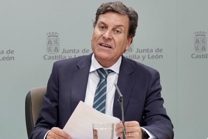 El consejero de Economía y Hacienda y portavoz, Carlos Fernández Carriedo, comparece en la rueda de prensa posterior al Consejo de Gobierno