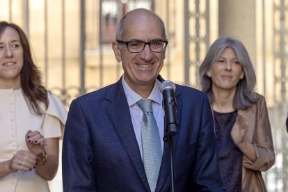 El presidente de la Diputación de Salamanca, Javier Iglesias, comparte un encuentro informativo con los medios de comunicación por su marcha al Senado.