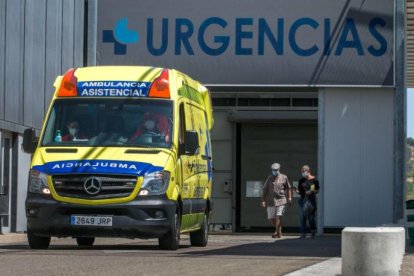 Una ambulancia en el servicio de Urgencias del HUBU.