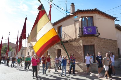 Desfile de alrededor de una treintena de pendones concejiles, acompañados por los Danzantes de Fuentes de Nava y los Dulzaineros de Campos