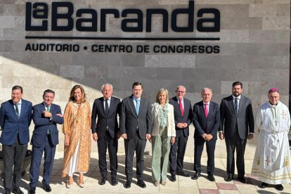 Foto de familia en la inauguración del nuevo edificio cultura y polivalente de Baltanás (Palencia).