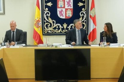 Carlos Menéndez (VOX), Francisco Vázquez (PP) y Nuria Rubio (PSOE), en la reunión de  la Mesa