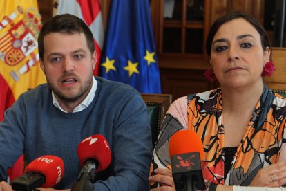 Álvaro Bilbao y Miriam Andrés, en una imagen de archivo durante una rueda de prensa en el Ayuntamiento de Palencia.