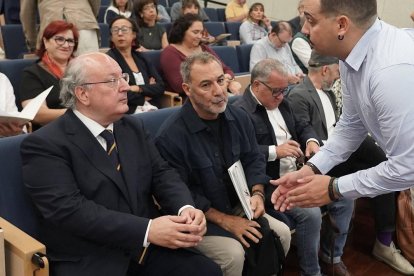 Enrique Cabero, Óscar Castro y Jonathan Sánchez durante la presentación del informe en la sede del CES de Castilla y León.