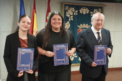 El presidente del Consejo Económico y Social (CES) de Castilla y León, Enrique Cabero; la presidenta del Consejo de la Juventud de España, Sara Villodre, y la presidenta de este organismo en Castilla y León, Ainoa Acebes