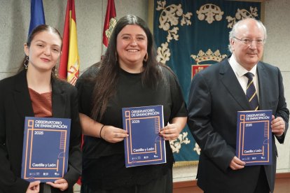 El presidente del Consejo Económico y Social (CES) de Castilla y León, Enrique Cabero; la presidenta del Consejo de la Juventud de España, Sara Villodre, y la presidenta de este organismo en Castilla y León, Ainoa Acebes