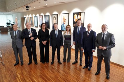 Los expresidentes del Parlamento de Castilla y León, posan junto a los nuevos retratos tras su presentación