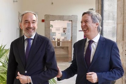 El consejero de Cultura, Turismo y Deporte, Alberto Díaz Pico, junto con Enrique Sánchez-GuijoICAL