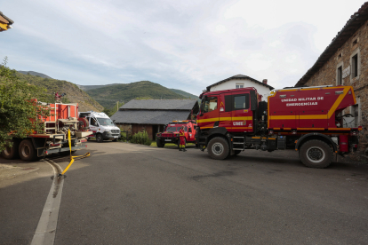 Varios medios aéreos y terrestres de la Junta de Castilla y León y del Gobierno de España, participan en la extinción del incendio de nivel 2 en el municipio de Boca de Huérgano (León).- ICAL