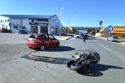 Herido un motorista tras colisionar contra un turismo en la avenida Galicia de Ponferrada.- ICAL