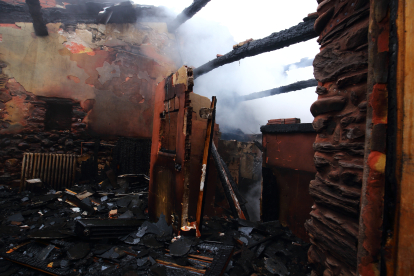 Labores de extinción del incendio declarado esta noche en el albergue de Pieros en León. -ICAL