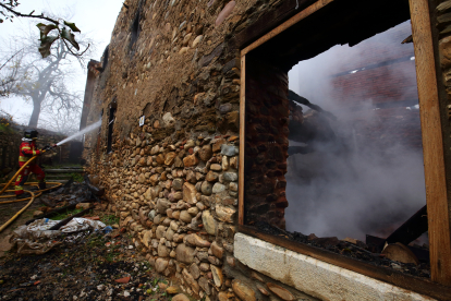 Labores de extinción del incendio declarado esta noche en el albergue de Pieros en León. -ICAL