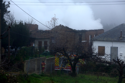 Labores de extinción del incendio declarado esta noche en el albergue de Pieros en León. -ICAL