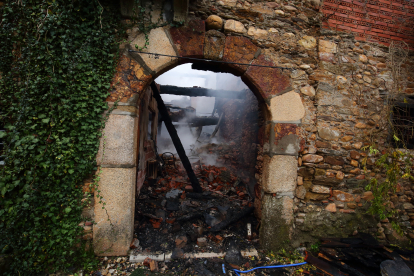 Labores de extinción del incendio declarado esta noche en el albergue de Pieros en León. -ICAL