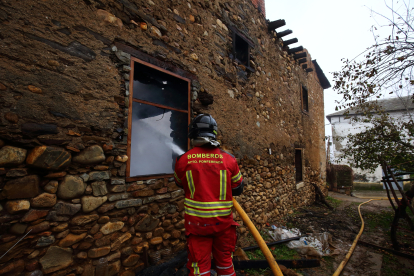 Labores de extinción del incendio declarado esta noche en el albergue de Pieros en León. -ICAL