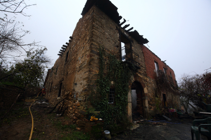 Labores de extinción del incendio declarado esta noche en el albergue de Pieros en León. -ICAL